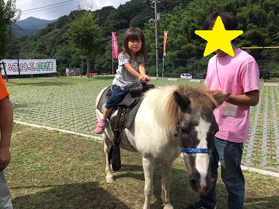 ポニーに乗る子供の写真