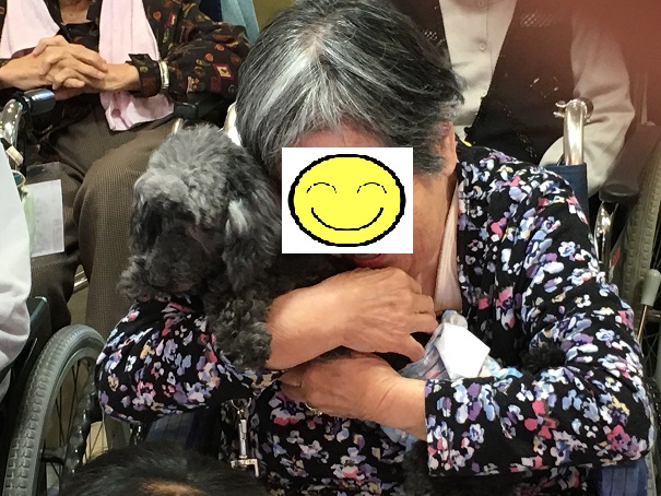 グラスが抱っこされている写真